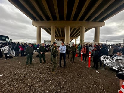 Recorre Eagle Pass el congresista por Texas Tony González