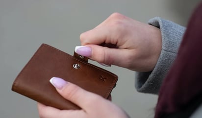 Descubre cómo convertir tu cartera en un amuleto de estilo y prosperidad para el 2024: En esta nueva era de prosperidad, es hora de transformar este accesorio en tu aliado financiero