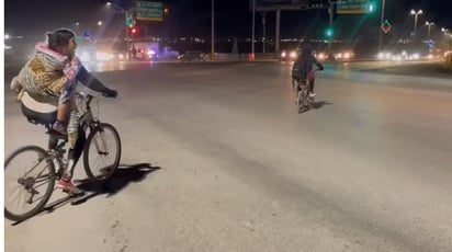 Hasta en bicicleta cruzan migrantes