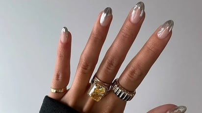 Nail art con toques plateados, una versión moderna del manicure francés : Las uñas puntas de plata son la tendencia clave de este invierno 2023 que transformará tus clásicas uñas francesas al instante.