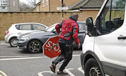 VIDEO: ¡Se la voló! Hombre roba obra de Banksy a plena luz del día en Londres