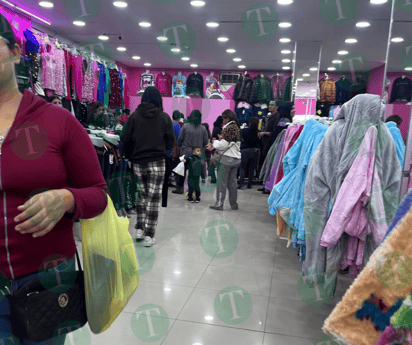 Monclovenses realizan compras navideñas de ‘último minuto’ 