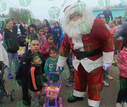 Detectives de la AIC ayudan a Santa a repartir alegría