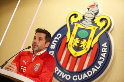 Nuevo entrenador de Chivas 'saca las tijeras'; hace un cambio en la portería