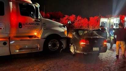 Tráiler choca contra un auto compacto en la Autopista Premier