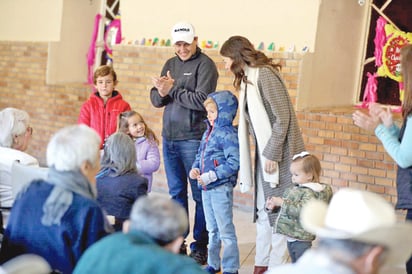 Manolo celebra la Navidad en el asilo 'Ropero de los pobres'