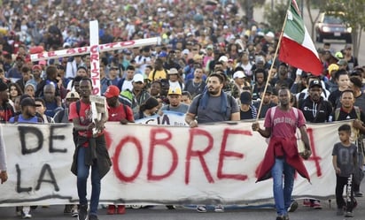 Miles de migrantes salen en caravana hacia EU desde Tapachula en la víspera de visita de enviados de Biden