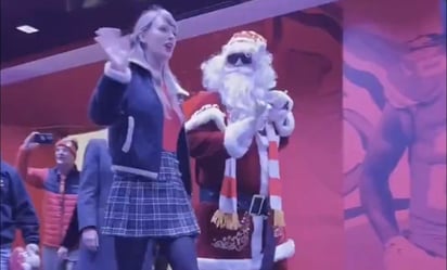 Taylor Swift llegó acompañada de Santa Claus a Arrowhead para ver a Travis Kelce y los Chiefs