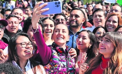 Claudia Sheinbaum revela lo que hace con las cientos de cartas que recibe en mítines