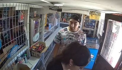 VIDEO: Mujer se defiende tras ser acosada sexualmente y deja a su agresor encerrado en un local