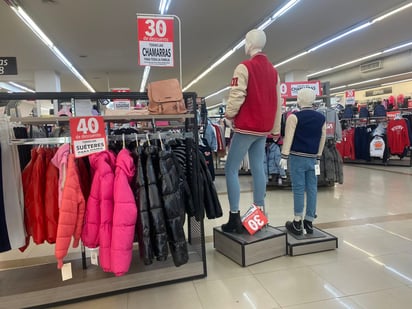 Comerciantes rebajan juguetes, ropa y calzado al pasar la Navidad