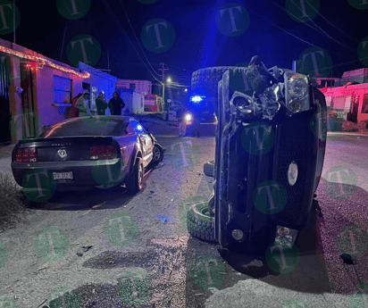 Troca vuelca y choca contra un Mustang