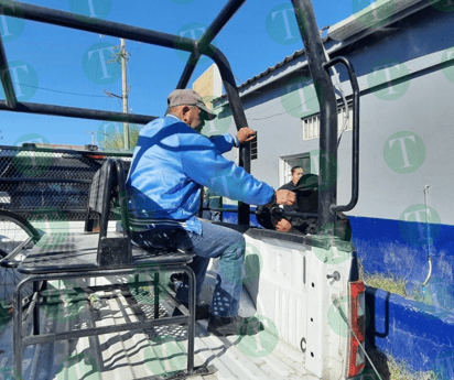 Anciano 'se pasa de corneta' con su mujer