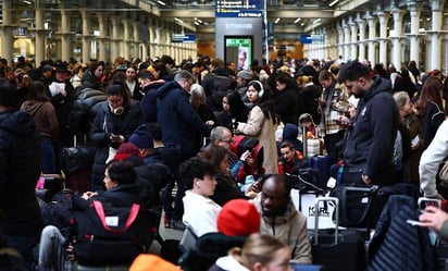 VIDEO: Por túneles inundados, miles de británicos ven 'arruinadas sus vacaciones' de Año Nuevo