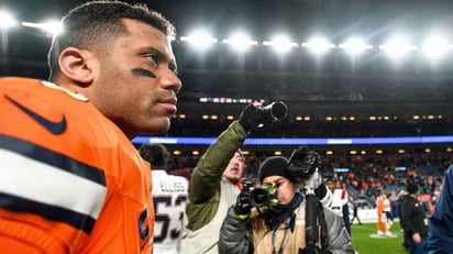 Russell Wilson dice que Broncos exigen cambiar su contrato o lo enviarán a la banca