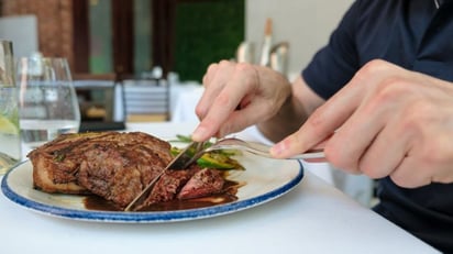 Una dieta baja en carbohidratos a base de carne puede aumentar tu peso