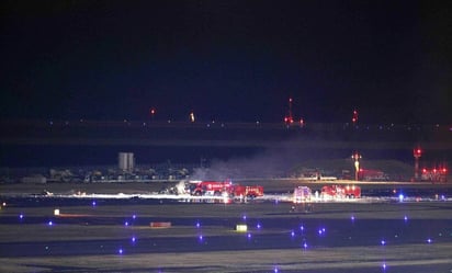 Evacúan a 367 pasajeros de avión en llamas en el aeropuerto de Tokio; hay 17 heridos