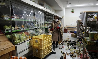 Largas filas para conseguir agua y comida tras el devastador terremoto en Japón