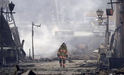 Rescatistas trabajan contrarreloj para hallar sobrevivientes tras potente sismo en Japón