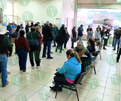 Contribuyentes cumplidos saturan oficinas de Administración Fiscal