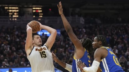 Jokic atina tiro largo en la agonía del partido; Nuggets remontan y vencen a Warriors