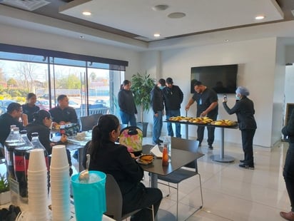 Comparten la rosca de reyes con el personal de salud previo al festejo de las enfermeras