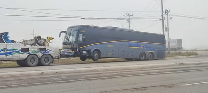 Camión de pasajeros choca contra semáforo