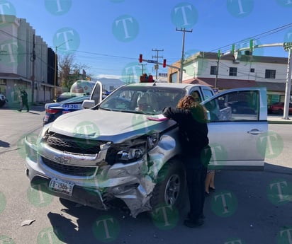 Violación a la luz roja provoca fuerte choque y deja dos personas lesionadas