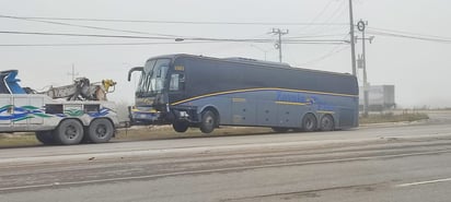 Camión choca contra semáforo en la 57