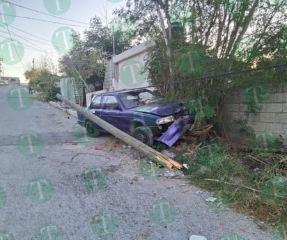 Vehículo sin control derriba poste de Telmex en la colonia Hipódromo