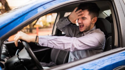 Las migrañas podrían aumentar el riesgo de accidentes para los conductores mayores