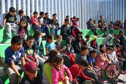 Niños reciben regalos y rosca en el Día de Reyes 