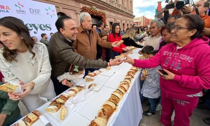 Manolo y su familia parten rosca y conviven con los saltillenses