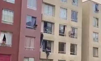 VIDEO: Hombre cae de edificio tras intentar evitar el suicidio de una adolescente