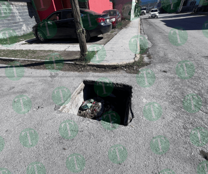 Ciudadanos llenan de basura alcantarillas destapadas