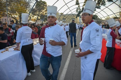 Mega Rosca de Reyes se reparte entre los ciudadanos