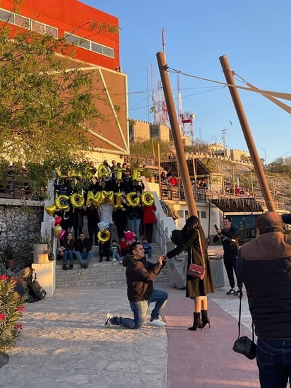 Pide matrimonio en el Cerro de las Noas en Torreón y se hace viral 