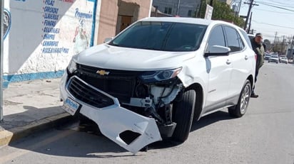 Un accidente vial deja varios daños materiales