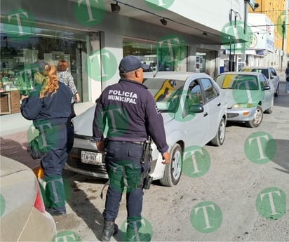 Mujer deja a sus dos hijos encerrados en auto para realizar pago en Coppel