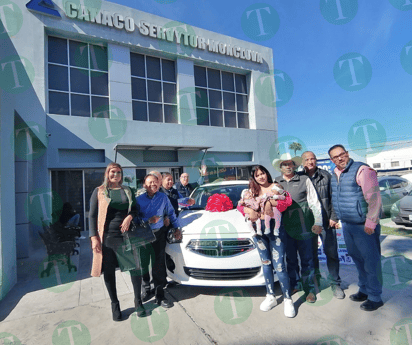 Canaco entrega coche a ganadora del Gran Sorteo del Comercio