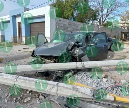 Veloz cafre estrella su auto contra poste y un coche estacionado