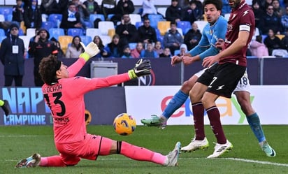 Guillermo Ochoa comete tremendo error que provocó la derrota ante el Napoli