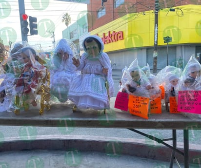 Comerciantes exhiben todo tipo de vestuario para el niño Dios