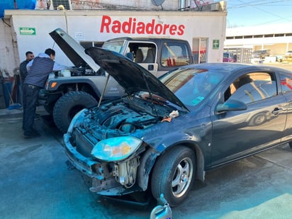 Conductores protegen sus autos del intenso frío que se aproxima