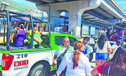 Por tercer día, Acapulco sufre de escasez de transporte; escuelas y comercios, afectados