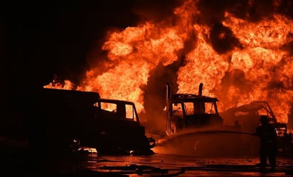 Bomberos de New Hampshire luchan contra el fuego masivo tras el incendio de varios petroleros