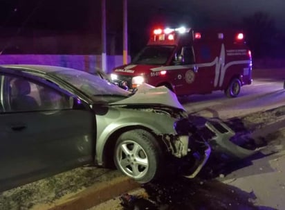 Pareja choca contra arbotantes al conducir bajo estado de ebriedad