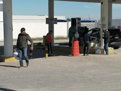 Gaseras con filas para compra de gas por clima congelante 