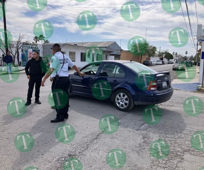 Conductora no respeta alto y provoca choque en la colonia Regina de Monclova