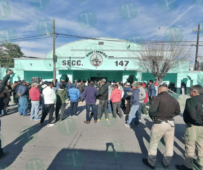 Obreros sesionan afuera de la sección 147 bajo un despliegue de seguridad